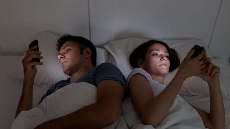 Έρευνα: Ένας στους δύο Έλληνες ξαπλώνει με το κινητό... αγκαλιά