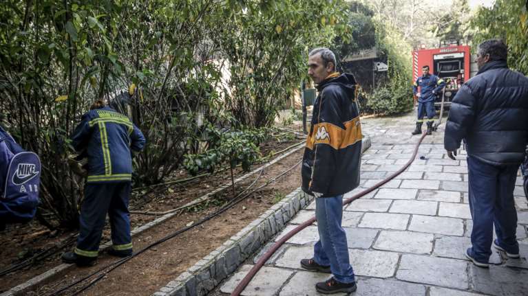 Τραγωδία στον Κολωνό: Νεκρός από φωτιά σε αποθήκη