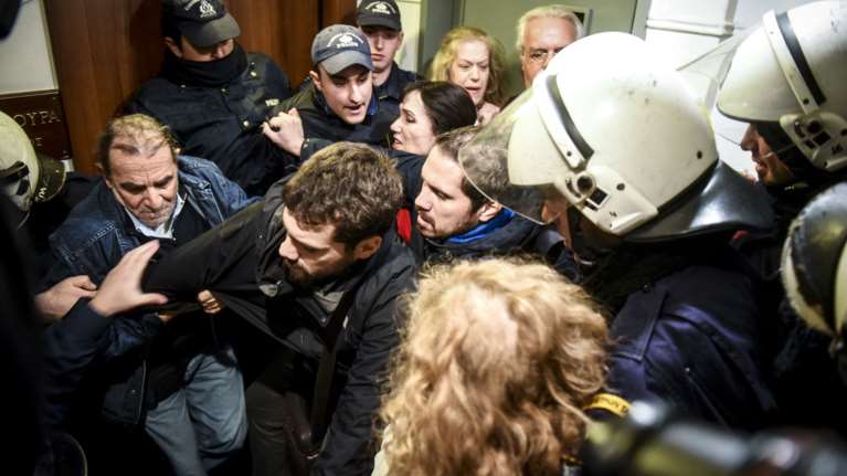 Ένταση σε συμβολαιογραφείο λόγω πλειστηριασμών, 8 προσαγωγές (φωτό)