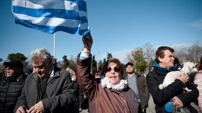 Διαδήλωσαν κατά του Μπουτάρη με σημαίες και εθνικό ύμνο