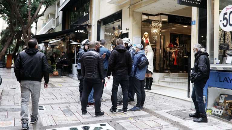 Tι λένε δύο αυτόπτες μάρτυρες για τα επεισόδια στο Κολωνάκι