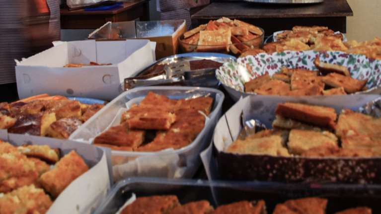 Δέματα και τάπερ στα παιδιά με κάθε τρόπο από το πατρικό σπίτι