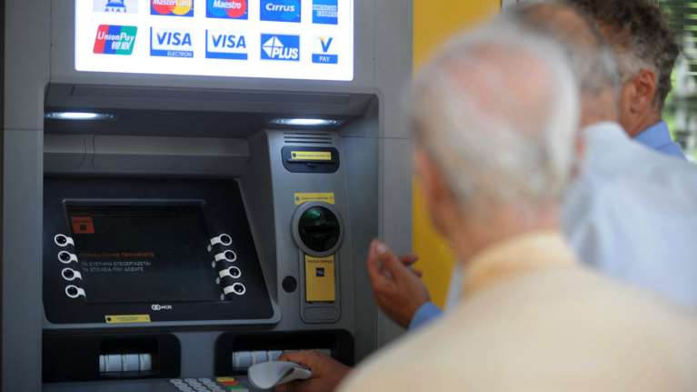 Xαλαρώνουν τα capital controls, νέο όριο στις αναλήψεις