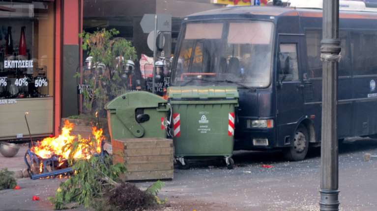 Επεισόδια μεταξύ οπαδών της ΑΕΚ και του Ολυμπιακού στον Πειραιά