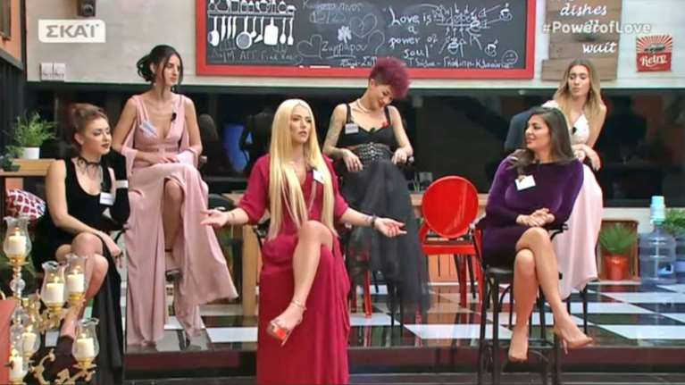 Power of Love: Θεσσαλονικιές για καφέ στην παραλία Κυριακή μεσημέρι