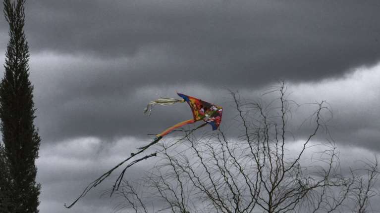 Με συννεφιά και τοπικές βροχές το πέταγμα του χαρταετού