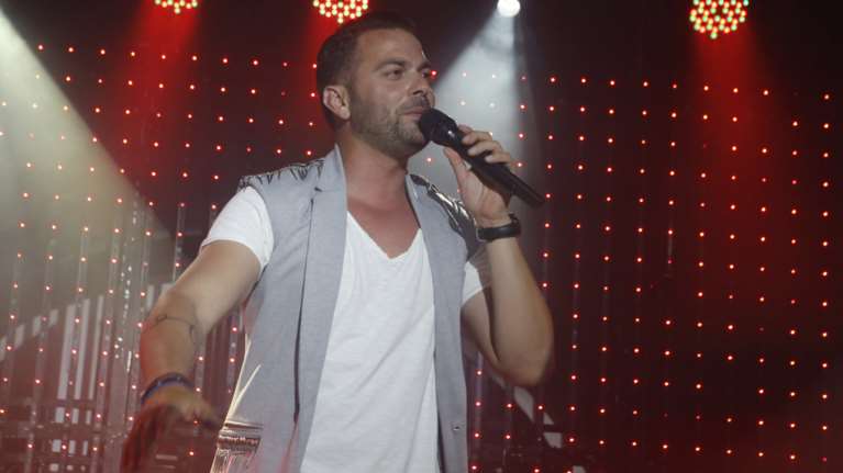 Tροχαίο στη Γλυφάδα-τραυματίστηκε ο τραγουδιστής Ηλίας Βρεττός