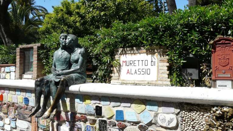 Ένας τοίχος με αυτόγραφα προσωπικοτήτων, ένα μνημείο με υπογραφές