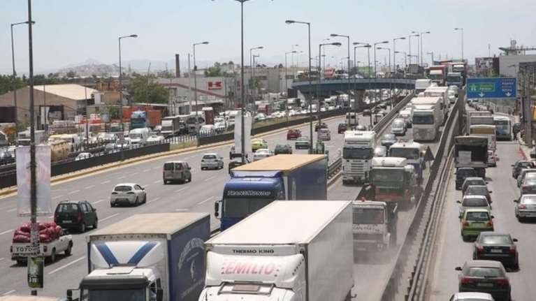 Kυκλοφοριακό χάος στον Κηφισό, καραμπόλα τεσσάρων ΙΧ