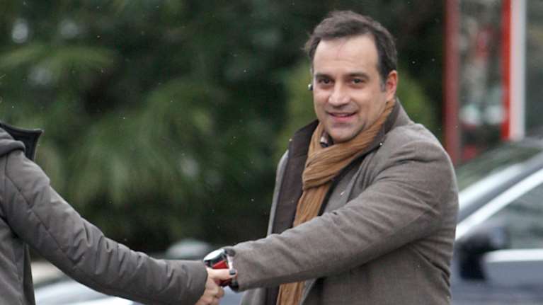 Κρατερός Κατσούλης: Επέστρεψε με μπαστούνι και δυσκολία στο περπάτημα