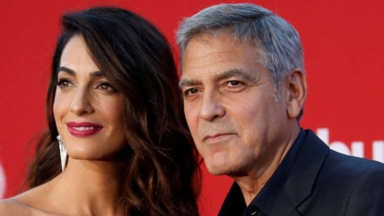 Κλούνεϊ - Αλαμουντίν σε διαδήλωση μαθητών κατά της οπλοκατοχής