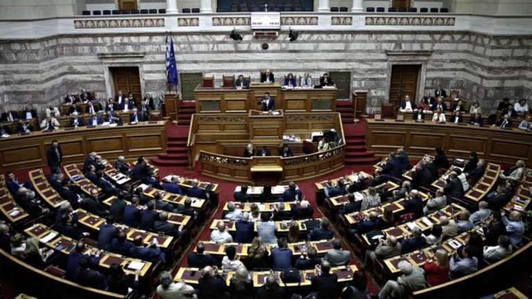 Η στρατηγική των κομμάτων για τη μεγάλη μάχη στη Βουλή