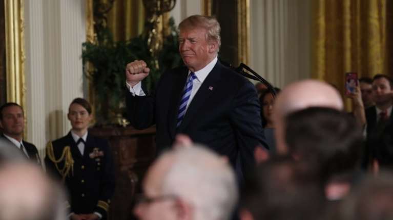 Μετά το μακελειό στις ΗΠΑ ο Τραμπ κάνει τον... ισορροπιστή