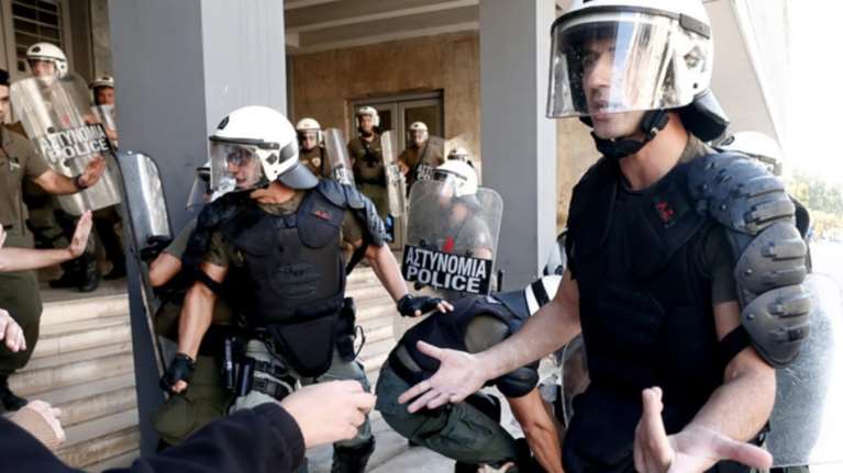 Υπό αστυνομικό κλοιό 24 συμβολαιογραφικά γραφεία για τους πλειστηριασμούς