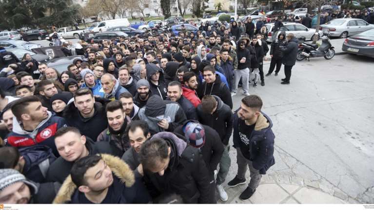 Συνωστισμός έξω από την Τούμπα για τα &quot;μαγικά&quot; εισιτήρια με τον Ολυμπιακό