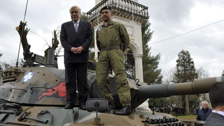 Ο Παυλόπουλος σκαρφάλωσε πάνω σε άρμα μάχης