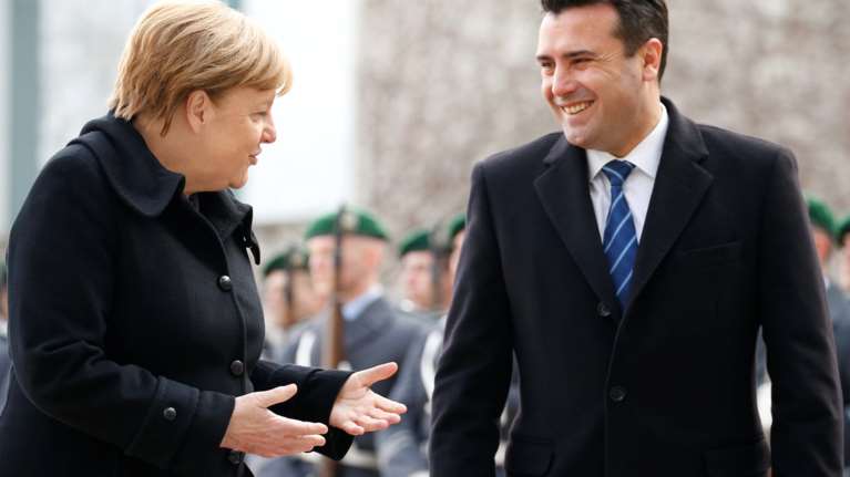 Μηνύματα Μέρκελ - Ζάεφ υπέρ της επίλυσης για την ονομασία της ΠΓΔΜ