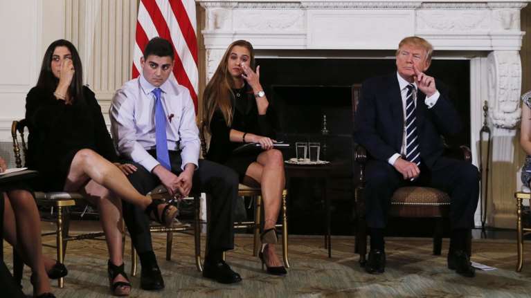 Ο Τραμπ βρήκε τη λύση: Θέλει να δώσει όπλα στους καθηγητές!