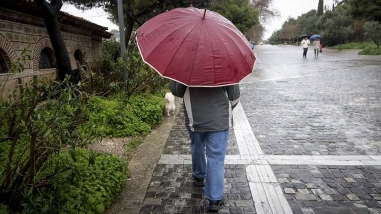 Ακόμα μια ημέρα με βροχές και καταιγίδες, κατά τόπους ισχυρές