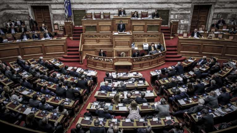 Αναλυτές: «Σε κατάσταση πολέμου το ελληνικό πολιτικό σύστημα»