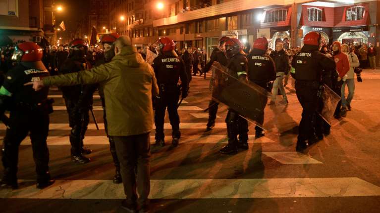 Νεκρός αστυνομικός σε επεισόδια με χούλιγκαν στην Ισπανία (βίντεο)