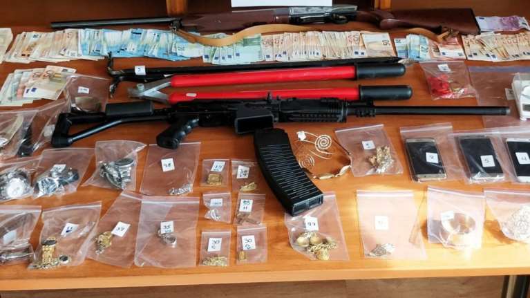 Χειροπέδες για τη δεύτερη γενιά της «μαφίας των Ρομά»