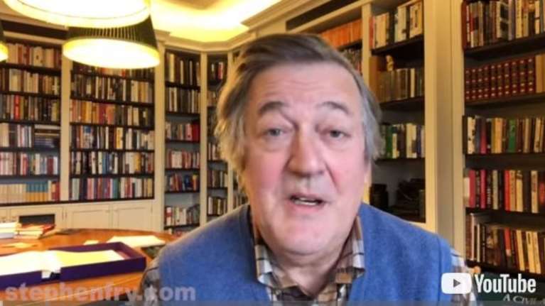 Μ&#39; αυτό το βίντεο ο Στίβεν Φράι αποκάλυψε ότι πάσχει από καρκίνο