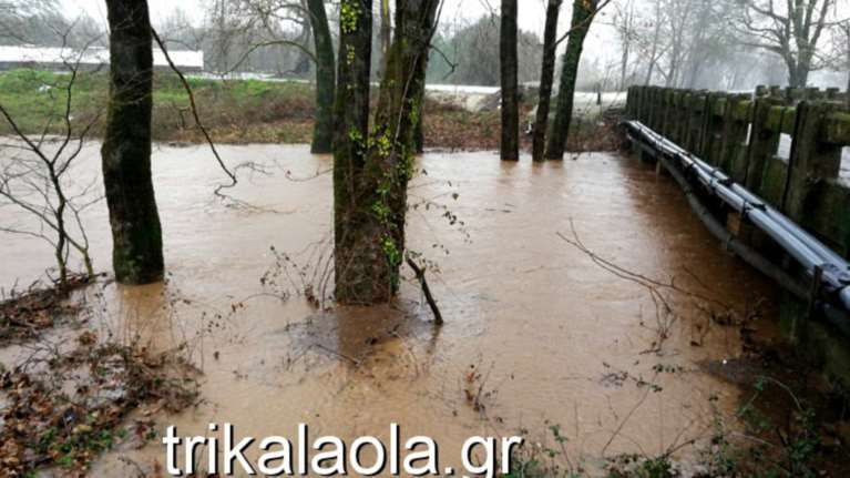 Υπερχείλισαν όλα τα ποτάμια στα Τρίκαλα, κινδυνεύουν χωριά