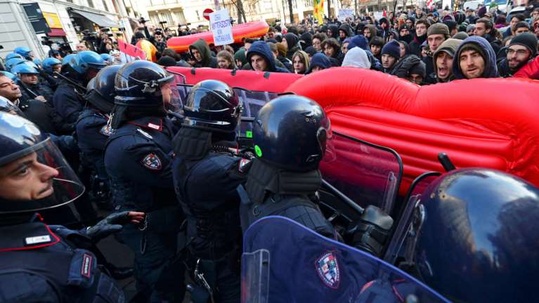 Σε αστυνομικό κλοιό συγκεντρώσεις ακροδεξιών και αντιφασιστών στην Ιταλία