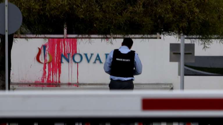Η Novartis για την επίθεση: Καταδίκη κάθε μορφής βίας και εκφοβισμού