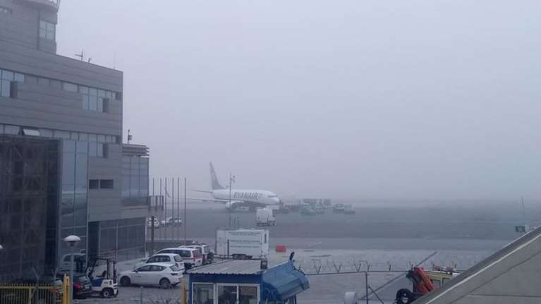 Ταλαιπωρία για τους επιβάτες από τις ακυρώσεις πτήσεων λόγω της κακοκαιρίας