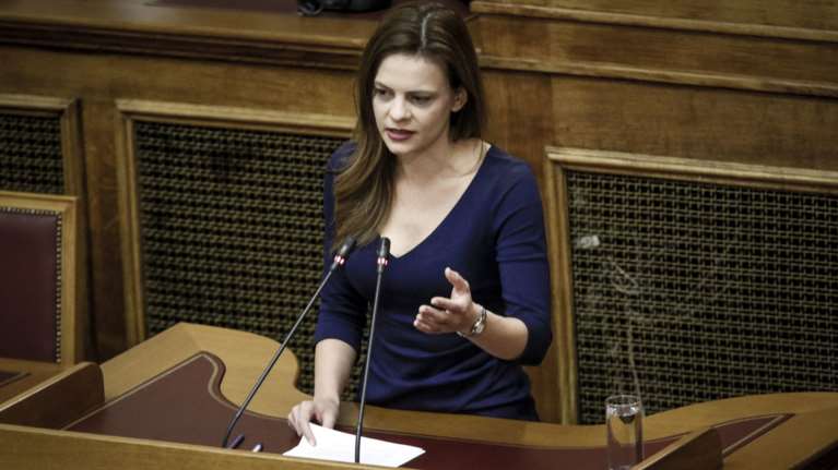 Αχτσιόγλου: Αύξηση κατώτατου μισθού με... συνταγή Πορτογαλίας