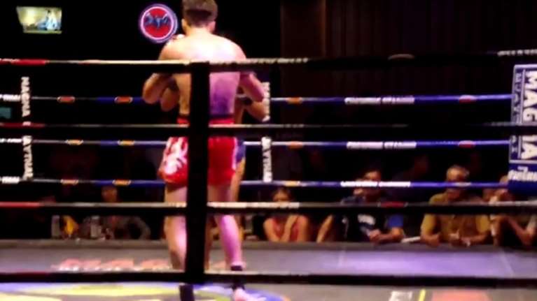 Έλληνας μαχητής του Muay Thai κερδίζει μέσα στην Ταϋλάνδη