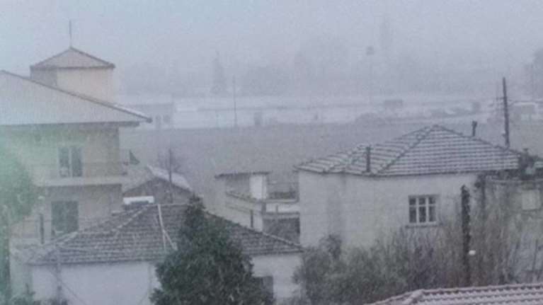 Έντονη χιονόπτωση στη Θεσσαλονίκη, έκλεισαν δρόμοι και σχολεία