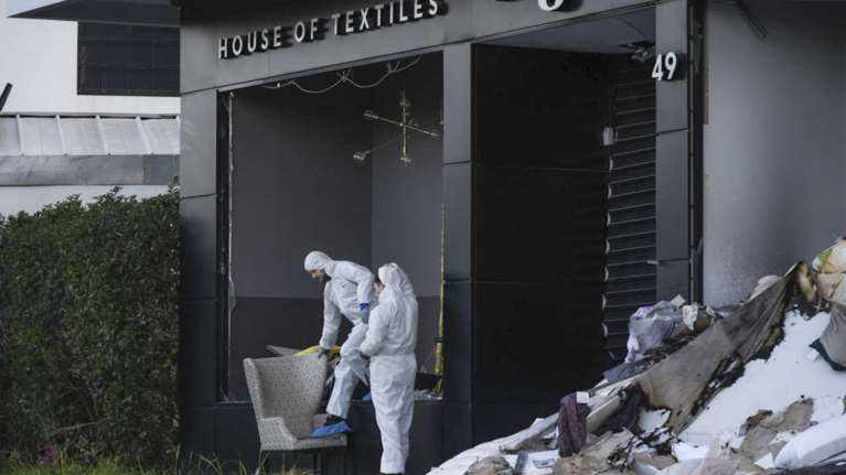 Ισχυρή έκρηξη σε κατάστημα λευκών ειδών στη Βουλιαγμένης