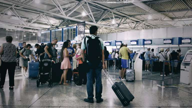 Οσοι θέλουν να μεταναστεύσουν θα πρέπει να περάσουν πρώτα από την Εφορία