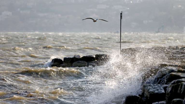 Ισχυροί άνεμοι, βροχές και χαμηλές θερμοκρασίες