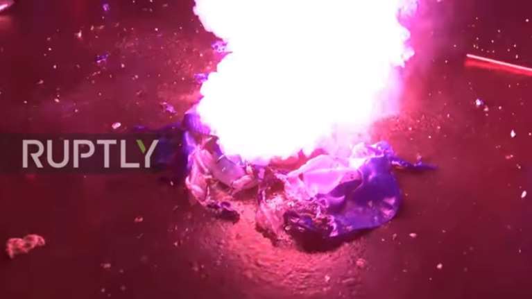 Ακραίοι εθνικιστές έκαψαν ελληνικές σημαίες στα Σκόπια [Βίντεο]