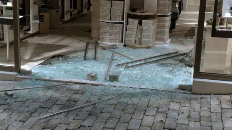 Κουκουλοφόροι έσπασαν 11 καταστήματα στην Ερμού