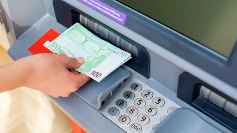 Αλλαγές στα capital controls: Νέο όριο ανάληψης τα 2.300 ευρώ μηνιαίως