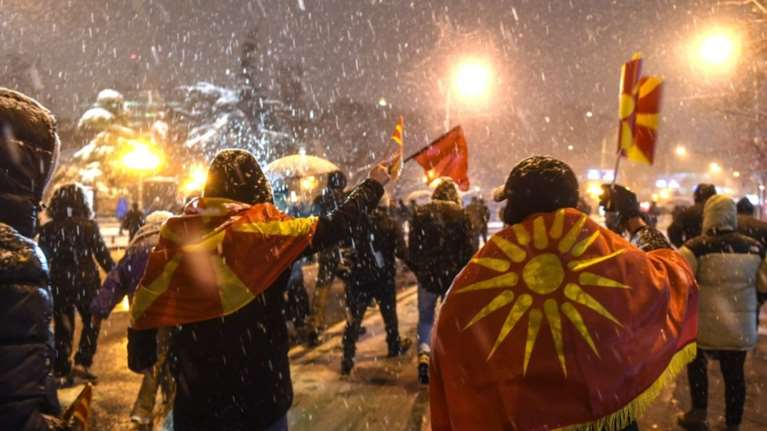 Πηγές ΥΠΕΞ: Κι εμείς κάψαμε σημαίες της πΓΔΜ στη Θεσσαλονίκη