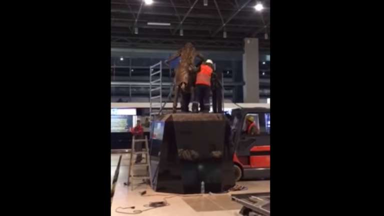 Σκόπια: Απομάκρυναν αργά τη νύχτα το άγαλμα του Μ. Αλεξάνδρου