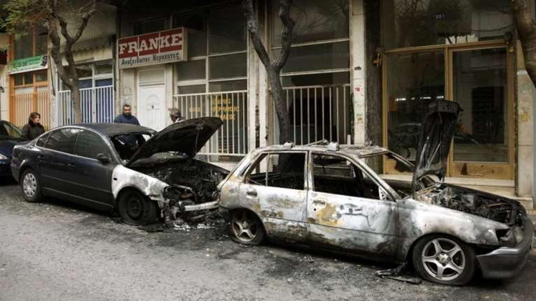 Μπαράζ εμπρησμών αυτοκινήτων τη νύχτα στην Αθήνα