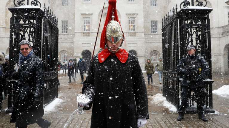 "Κόκκινος Συναγερμός" στο Λονδίνο λόγω της χιονοθύελλας