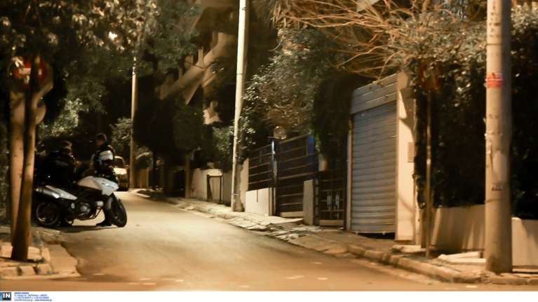 «Άρωμα» γυναίκας στη διαμαρτυρία έξω από το σπίτι του Φυτράκη