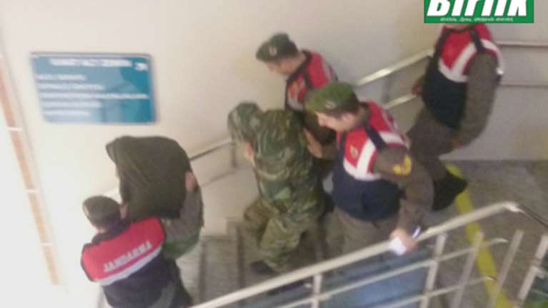 Τουρκία: Οι πρώτες εικόνες από τη μεταφορά των 2 ελλήνων στο δικαστήριο