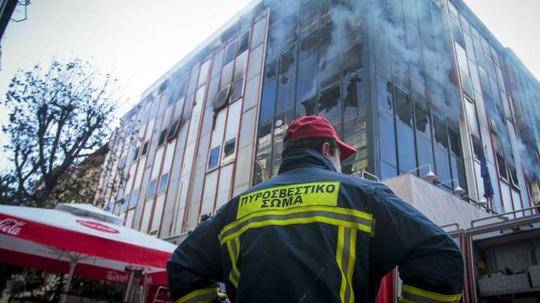 Τυλίχτηκε στις φλόγες η εφορία της Λάρισας [εικόνες - βίντεο]