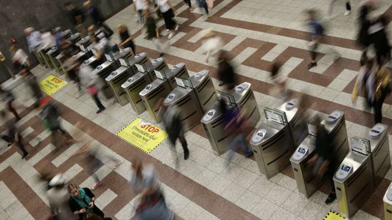 Κλείνουν οι μπάρες σήμερα στο μετρό του Συντάγματος