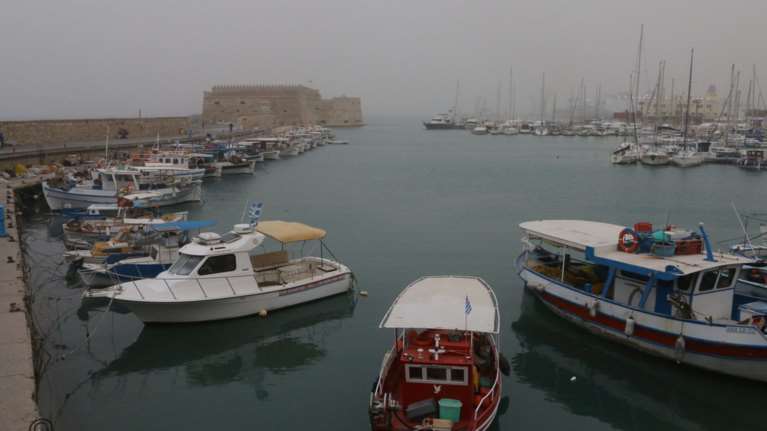 «Πέπλο» αφρικανικής σκόνης καλύπτει πολλές περιοχές της Κρήτης
