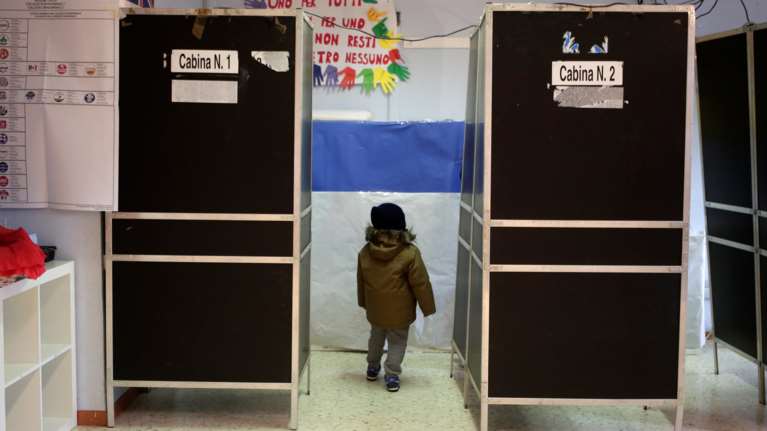 Θρίλερ για την επόμενη μέρα δείχνουν οι κάλπες στην Ιταλία